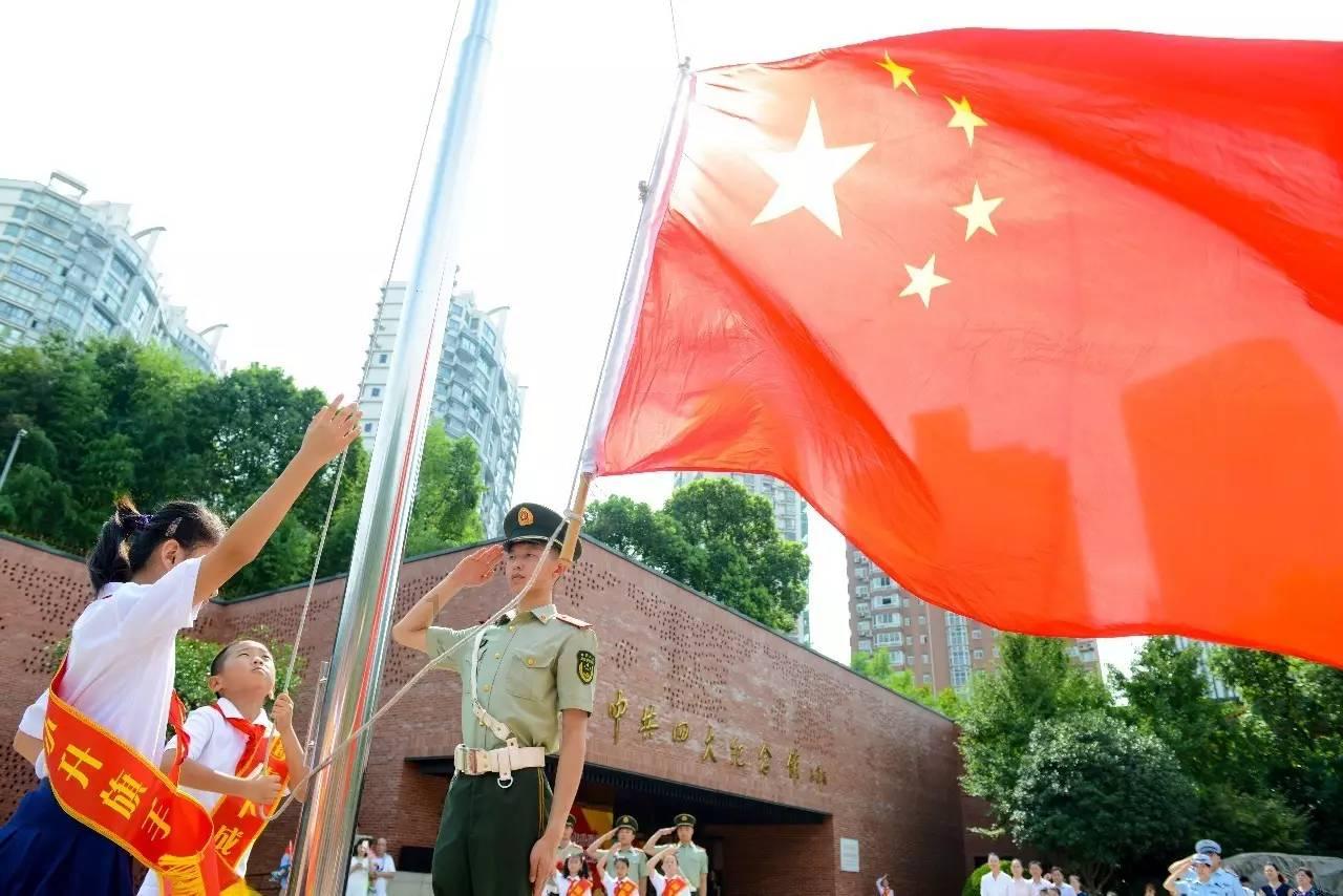 迷路的可爱男孩